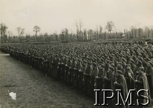 10.04.1940, Malestroit, Francja.
Żołnierze z Samodzielnej Brygady Strzelców Podhalańskich podczas uroczystości wręczenia sztandaru ich jednostce.
Fot. NN, Instytut Polski i Muzeum im. gen. Sikorskiego w Londynie  [album nr 13 płk Franciszka Arciszewskiego - prezydent RP, rząd RP i WP we Francji]