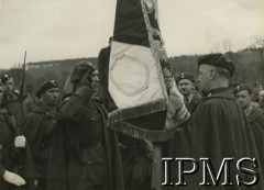 10.04.1940, Malestroit, Francja.
Uroczystość nadania sztandaru Samodzielnej Brygadzie Strzelców Podhalańskich. Dowódca Brygady płk Zygmunt Bohusz-Szyszko (z lewej) odbiera sztandar z rąk Naczelnego Wodza Polskich Sił Zbrojnych gen. Władysława Sikorskiego.
Fot. NN, Instytut Polski i Muzeum im. gen. Sikorskiego w Londynie [album nr 13 płk Franciszka Arciszewskiego - prezydent RP, rząd RP i WP we Francji]
