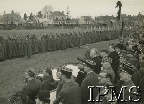 10.04.1940, Malestroit, Francja.
Uroczystość nadania sztandaru Samodzielnej Brygadzie Strzelców Podhalańskich. Zgromadzeni goście obserwują defiladę żołnierzy. Przed trybuną honorową stoi dowódca Brygady - płk Zygmunt Bohusz-Szyszko. Za jego plecami, na trybunie widoczny prezydent RP Władysław Raczkiewicz, po jego lewej stronie gen. Victor Denain, na prawo od prezydenta kolejno: Naczelny Wódz Polskich Sił Zbrojnych gen. Władysław Sikorski, ambasador Wielkiej Brytanii Howard Kennard (w kapeluszu), przed nim ambasador Francji Leon Noel, dalej na prawo biskup polowy Wojska Polskiego Józef Gawlina.
Fot. NN, Instytut Polski i Muzeum im. gen. Sikorskiego w Londynie [album nr 13 płk Franciszka Arciszewskiego - prezydent RP, rząd RP i WP we Francji]