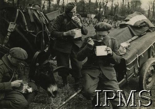 1940, Francja.
Żołnierze z Samodzielnej Brygady Strzelców Podhalańskich podczas posiłku.
Fot. NN, Instytut Polski i Muzeum im. gen. Sikorskiego w Londynie [album nr 13 płk Franciszka Arciszewskiego - prezydent RP, rząd RP i WP we Francji]