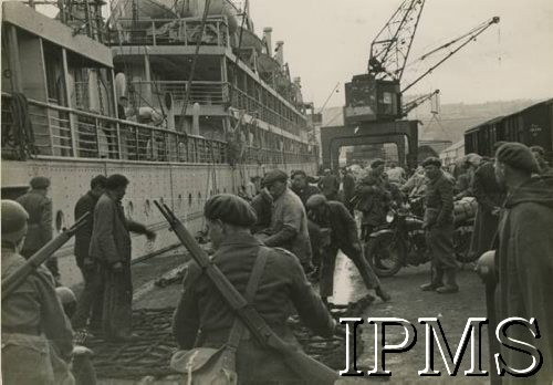 Maj 1940, Brest, Francja.
Wyjazd Samodzielnej Brygady Strzelców Podhalańskich do Norwegii, żołnierze w porcie przed wejściem na statek.
Fot. NN, Instytut Polski i Muzeum im. gen. Sikorskiego w Londynie [album nr 13 płk Franciszka Arciszewskiego - prezydent RP, rząd RP i WP we Francji]