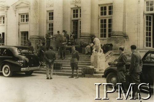 14.06.1940, Pignerolles, Francja.
Prezydent RP na uchodźstwie Władysław Raczkiewicz i jego współpracownicy opuszczają pałac będący siedzibą prezydenta po wyjeździe z Paryża. Grupa osób z walizkami przed pałacem przygotowująca się do wyjazdu, na schodach w środku stoi mjr Skarbek.
Fot. NN, Instytut Polski i Muzeum im. gen. Sikorskiego w Londynie [album nr 13 płk Franciszka Arciszewskiego - prezydent RP, rząd RP i WP we Francji]