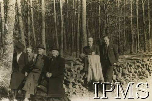 1940, Pignerolles, Francja.
Prezydent RP na uchodźstwie Władysław Raczkiewicz (2. z lewej) wraz ze swoimi współpracownikami na terenie rezydencji w Pignerolles.
Fot. NN, Instytut Polski i Muzeum im. gen. Sikorskiego w Londynie [album nr 13 płk Franciszka Arciszewskiego - prezydent RP, rząd RP i WP we Francji]