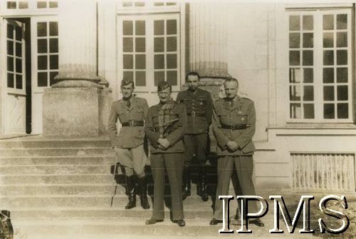 1939-1940, Pignerolles, Francja.
Członkowie Gabinetu Wojskowego Prezydenta RP na uchodźstwie Władysława Raczkiewicza na schodach pałacu - rezydencji prezydenta. Z przodu stoją: mjr Skarbek (1. z prawej) i szef Gabinetu Wojskowego Prezydenta RP płk Franciszek Arciszewski. 
Fot. NN, Instytut Polski i Muzeum im. gen. Sikorskiego w Londynie [album nr 13 płk Franciszka Arciszewskiego - prezydent RP, rząd RP i WP we Francji]
