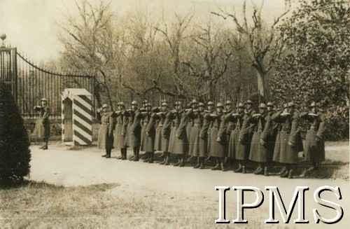 1940, Pignerolles, Francja.
Teren pałacu - rezydencji prezydenta RP na uchodźstwie Władysława Raczkiewicza. Na zdjęciu grupa żołnierzy przed bramą wjazdową.
Fot. NN, Instytut Polski i Muzeum im. gen. Sikorskiego w Londynie [album nr 13 płk Franciszka Arciszewskiego - prezydent RP, rząd RP i WP we Francji]