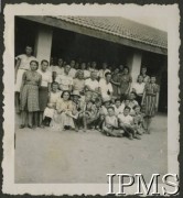 1942-1948, Indie.
Osiedle polskie w Indiach. Grupa osób przed budynkiem. [Polscy uchodźcy w 1942 roku trafili do Iranu wraz z nowoutworzonym Wojskiem Polskim pod dowództwem generała Władysława Andersa (w dwóch rzutach ewakuacyjnych z ZSRR w marcu i sierpniu). W sumie oprócz wojska dotarło tam 38 tysięcy Polaków, z czego ponad połowę stanowiły dzieci i młodzież. Około 10 tysięcy z nich trafiła potem do Indii. Główne ośrodki polskie w Indiach znajdowały się w Bombaju, Malir, Country Club i Valivade].
Fot. NN, Instytut Polski i Muzeum im. gen. Sikorskiego w Londynie [album 147 - polskie osiedla w Indiach].