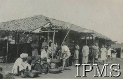 1942-1948, Indie.
Bazar, na którym robili zakupy polscy uchodźcy. [Polscy uchodźcy w 1942 roku trafili do Iranu wraz z nowoutworzonym Wojskiem Polskim pod dowództwem generała Władysława Andersa (w dwóch rzutach ewakuacyjnych z ZSRR w marcu i sierpniu). W sumie oprócz wojska dotarło tam 38 tysięcy Polaków, z czego ponad połowę stanowiły dzieci i młodzież. Około 10 tysięcy z nich trafiła potem do Indii. Główne ośrodki polskie w Indiach znajdowały się w Bombaju, Malir, Country Club i Valivade].
Fot. NN, Instytut Polski i Muzeum im. gen. Sikorskiego w Londynie [album 147 - polskie osiedla w Indiach].