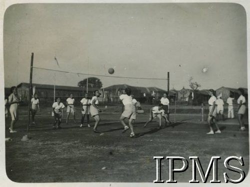 1943-1947, prawdopodobnie Valivade, Indie.
Mecz piłki siatkowej dziewcząt podczas szkolnych zawodów sportowych. [Osiedle stałe w Valivade zostało wybudowane wiosną 1943 roku dla polskich uchodźców (głównie dla kobiet z dziećmi), którzy trafili do Iranu wraz z nowoutworzonym Wojskiem Polskim pod dowództwem generała Władysława Andersa. Posiadało m.in. polską administrację samorządową, kościół, szkoły, teatr, sklepy, cukiernie, szpitale, straż pożarną. W latach 1943–1947 przez osiedle przeszło około pięciu tysięcy Polaków].
Fot. NN, Instytut Polski i Muzeum im. gen. Sikorskiego w Londynie [album 147 - polskie osiedla w Indiach].