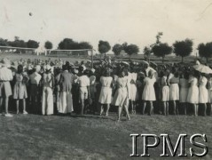 1943-1947, prawdopodobnie Valivade, Indie.
Mecz piłki siatkowej podczas szkolnych zawodów sportowych. [Osiedle stałe w Valivade zostało wybudowane wiosną 1943 roku dla polskich uchodźców (głównie dla kobiet z dziećmi), którzy trafili do Iranu wraz z nowoutworzonym Wojskiem Polskim pod dowództwem generała Władysława Andersa. Posiadało m.in. polską administrację samorządową, kościół, szkoły, teatr, sklepy, cukiernie, szpitale, straż pożarną. W latach 1943–1947 przez osiedle przeszło około pięciu tysięcy Polaków].
Fot. NN, Instytut Polski i Muzeum im. gen. Sikorskiego w Londynie [album 147 - polskie osiedla w Indiach].