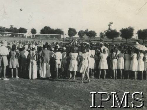 1943-1947, prawdopodobnie Valivade, Indie.
Mecz piłki siatkowej podczas szkolnych zawodów sportowych. [Osiedle stałe w Valivade zostało wybudowane wiosną 1943 roku dla polskich uchodźców (głównie dla kobiet z dziećmi), którzy trafili do Iranu wraz z nowoutworzonym Wojskiem Polskim pod dowództwem generała Władysława Andersa. Posiadało m.in. polską administrację samorządową, kościół, szkoły, teatr, sklepy, cukiernie, szpitale, straż pożarną. W latach 1943–1947 przez osiedle przeszło około pięciu tysięcy Polaków].
Fot. NN, Instytut Polski i Muzeum im. gen. Sikorskiego w Londynie [album 147 - polskie osiedla w Indiach].