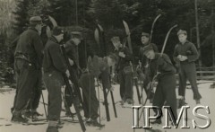 1936-1939, Worochta, woj. stanisławowskie, Polska.
Kurs narciarski ostatniego rocznika Szkoły Podchorążych Łączności.
Fot. NN, Instytut Polski i Muzeum im. gen. Sikorskiego w Londynie