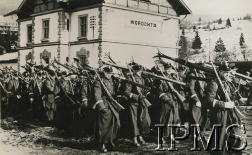 1936-1939, Worochta, woj. stanisławowskie, Polska.
Kurs narciarski ostatniego rocznika Szkoły Podchorążych Łączności.
Fot. NN, Instytut Polski i Muzeum im. gen. Sikorskiego w Londynie