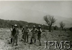 1942-1948, Afryka.
Grupa mężczyzn w okolicy polskiego osiedla w Afryce. [Polscy uchodźcy w 1942 trafili do Iranu wraz z nowoutworzonym Wojskiem Polskim pod dowództwem generała Władysława Andersa (w dwóch rzutach ewakuacyjnych z ZSRR w marcu i sierpniu). W sumie oprócz wojska dotarło tam 38 tysięcy Polaków, z czego ponad połowę stanowiły dzieci i młodzież. Ok. 20 tys. znalazło się następnie w Afryce, polskie osiedla znajdowały się przede wszystkim w: Ugandzie, Kenii, Tanganice, Rodezji Północnej i Rodezji Południowej, Związku Południowej Afryki].
Fot. NN, Instytut Polski i Muzeum im. gen. Sikorskiego w Londynie [album 22 - Polacy w Afryce].