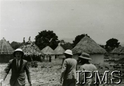 1942-1944, Afryka.
Mężczyźni na terenie polskiego osiedla, w głębi domy. Fotografia wykonana prawdopodobnie podczas budowy osiedla. [Polscy uchodźcy w 1942 trafili do Iranu wraz z nowoutworzonym Wojskiem Polskim pod dowództwem generała Władysława Andersa (w dwóch rzutach ewakuacyjnych z ZSRR w marcu i sierpniu). W sumie oprócz wojska dotarło tam 38 tysięcy Polaków, z czego ponad połowę stanowiły dzieci i młodzież. Ok. 20 tys. znalazło się następnie w Afryce, polskie osiedla znajdowały się przede wszystkim w: Ugandzie, Kenii, Tanganice, Rodezji Północnej i Rodezji Południowej, Związku Południowej Afryki].
Fot. NN, Instytut Polski i Muzeum im. gen. Sikorskiego w Londynie [album 22 - Polacy w Afryce].