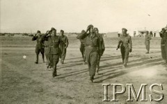 1942, Kermine, Uzbekistan, ZSRR.
Zmiana na stanowisku dowódcy 7 Dywizji Piechoty. Dowództwo od gen. Zygmunta Szyszko-Bohusza (idzie w środku) przejmuje płk dypl. Leopold Okulicki (z lewej).
Fot. NN, Instytut Polski i Muzeum im. gen. Sikorskiego w Londynie