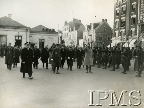 1940, Angers, Francja.
Uroczystości z udziałem premiera i Naczelnego Wodza Władysława Sikorskiego. Na zdjęciu Sikorski w otoczeniu francuskich oficerów.
Fot. NN, Instytut Polski i Muzeum im. gen. Sikorskiego w Londynie