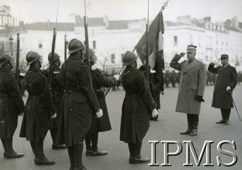 1940, Angers, Francja.
Uroczystości z udziałem premiera i Naczelnego Wodza Władysława Sikorskiego. Na zdjęciu Sikorski w otoczeniu francuskich oficerów.
Fot. NN, Instytut Polski i Muzeum im. gen. Sikorskiego w Londynie