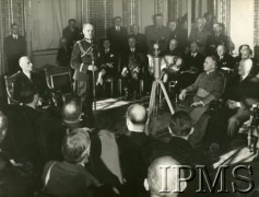 23.01.1940, Paryż, Francja..
Ambasada polska w Paryżu. Generał Władysław Sikorski przemawia na zakończenie pierwszego posiedzenia Rady Narodowej. Z lewej siedzi prezydent Władysław Raczkiewicz, drugi od prawej biskup polowy Józef Gawlina.
Fot. NN, Instytut Polski i Muzeum im. gen. Sikorskiego w Londynie