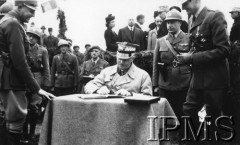 1940, okolice Parthenay, Francja.
Przysięga żołnierzy 2 Dywizji Strzelców Pieszych, gen. Władysław Sikorski wpisuje się do księgi pamiątkowej.
Fot. NN, Instytut Polski i Muzeum im. gen. Sikorskiego w Londynie