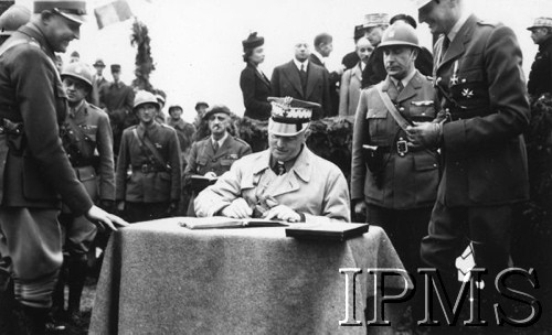1940, okolice Parthenay, Francja.
Przysięga żołnierzy 2 Dywizji Strzelców Pieszych, gen. Władysław Sikorski wpisuje się do księgi pamiątkowej.
Fot. NN, Instytut Polski i Muzeum im. gen. Sikorskiego w Londynie