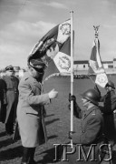 1940, okolice Parthenay, Francja.
Przysięga żołnierzy 2 Dywizji Strzelców Pieszych, gen. Władysław Sikorski i żołnierze ze sztandarami.
Fot. NN, Instytut Polski i Muzeum im. gen. Sikorskiego w Londynie