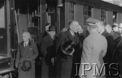 1940, okolice Parthenay, Francja.
Przysięga żołnierzy 2 Dywizji Strzelców Pieszych, grupa notabli na dworcu kolejowym.
Fot. NN, Instytut Polski i Muzeum im. gen. Sikorskiego w Londynie