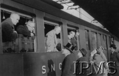 1940, okolice Parthenay, Francja.
Przysięga żołnierzy 2 Dywizji Strzelców Pieszych, członkowie polskiego rządu stoją w oknach pociągu. W środkowym oknie gen. Władysław Sikorski, w oknie z lewej Marian Seyda.
Fot. NN, Instytut Polski i Muzeum im. gen. Sikorskiego w Londynie
