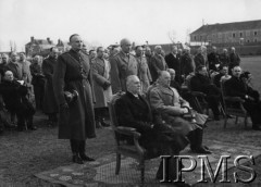 1940, okolice Parthenay, Francja.
Przysięga żołnierzy 2 Dywizji Strzelców Pieszych, na pierwszym planie siedzą: prezydent Władysław Raczkiewicz i premier polskiego rządu gen. Władysław Sikorski.
Fot. NN, Instytut Polski i Muzeum im. gen. Sikorskiego w Londynie