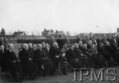 1940, okolice Parthenay, Francja.
Przysięga żołnierzy 2 Dywizji Strzelców Pieszych, członkowie polskiego rządu i Rady Narodowej - siedzą od lewej: NN, NN, NN, Stanisław Kot (z tyłu), Stanisław Mikołajczyk, NN, Jan Stańczyk, Marian Seyda, Karol Popiel (z tyłu).
Fot. NN, Instytut Polski i Muzeum im. gen. Sikorskiego w Londynie