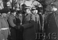 1940, okolice Parthenay, Francja.
Przysięga żołnierzy 2 Dywizji Strzelców Pieszych, gen. Władysław Sikorski w rozmowie z żołnierzami we francuskich mundurach.
Fot. NN, Instytut Polski i Muzeum im. gen. Sikorskiego w Londynie