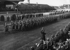 1940, okolice Parthenay, Francja.
Przysięga żołnierzy 2 Dywizji Strzelców Pieszych, defilada oddziałów. 
Fot. NN, Instytut Polski i Muzeum im. gen. Sikorskiego w Londynie