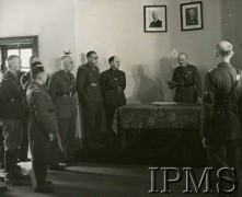 1940-1942, Szkocja, Wielka Brytania.
Grupa polskich oficerów, za stołem stoi gen. Marian Kukiel. Na ścianie wiszą portrety: prezydenta Władysława Raczkiewicza i gen. Władysława Sikorskiego.
Fot. NN, Instytut Polski i Muzeum im. gen. Sikorskiego w Londynie