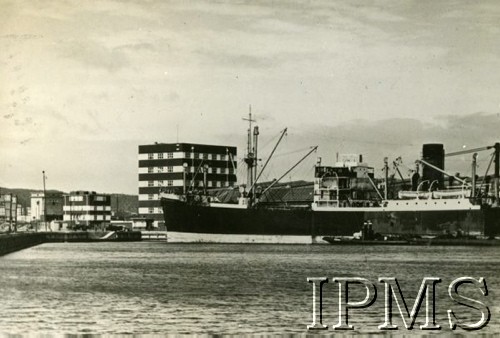 Przed 1939, Gdynia, Polska.
Statki w porcie, w tle budynek Łuszczarni Ryżu przy nabrzeżu Indyjskim.
Fot. NN, Instytut Polski i Muzeum im. gen. Sikorskiego w Londynie