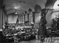Lata 20., Warszawa, Polska.
Warta honorowa przy Grobie Nieznanego Żołnierza.
Fot. NN, Instytut Polski i Muzeum im. gen. Sikorskiego w Londynie