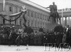 Lata 20., Warszawa, Polska.
Marszałek Józef Piłsudski przyjmuje defiladę, w tle pomnik księcia Józefa Poniatowskiego i Pałac Saski.
Fot. NN, Instytut Polski i Muzeum im. gen. Sikorskiego w Londynie