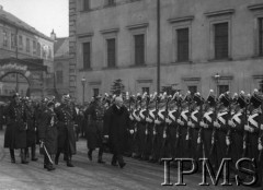 Lata 20., Warszawa, Polska.
Prezydent Ignacy Mościcki przed frontem kompanii honorowej ubranej w mundury historyczne z czasów Powstania Listopadowego, w środku za prezydentem idzie gen. Daniel Konarzewski. W tle fragment Zamku Królewskiego.
Fot. NN, Instytut Polski i Muzeum im. gen. Sikorskiego w Londynie