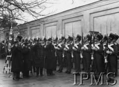 Lata 20., Warszawa, Polska.
Balweder. Weterani Powstania Styczniowego przed frontem warty ubranej w historyczne mundury z roku 1830-31.
Fot. NN, Instytut Polski i Muzeum im. gen. Sikorskiego w Londynie