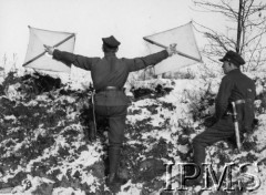 Lata 20., Polska.
Szkolenie z zakresu sygnalizacji za pomocą tarcz.
Fot. NN, Instytut Polski i Muzeum im. gen. Sikorskiego w Londynie