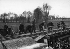 Lata 20., Polska.
Żołnierze z oskardami stoją na moście kolejowym.
Fot. NN, Instytut Polski i Muzeum im. gen. Sikorskiego w Londynie