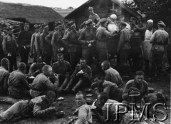 Lata 20., Polska.
Na manewrach, żołnierze przy kuchni polowej.
Fot. NN, Instytut Polski i Muzeum im. gen. Sikorskiego w Londynie