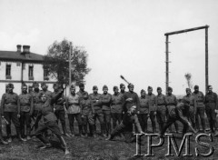 Lata 20., Polska.
Zaprawa grenadierska przed zawodami w rzucie granatem.
Fot. NN, Instytut Polski i Muzeum im. gen. Sikorskiego w Londynie