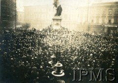 Styczeń-luty 1919, Lwów, Polska.
Wiec na placu Mariackim pod pomnikiem Adama Mickiewicza. W tłumie, po prawej stronie widać oddział kobiecy pełniący służbę wartowniczą w mieście.
Fot. NN, Instytut Polski i Muzeum im. gen. Sikorskiego w Londynie [album 243 - Lwów 1919]