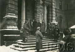 1919, Lwów, Polska.
Szef misji francuskiej płk de Renty (w futrzanym płaszczu) wychodzi z Pałacu Potockich, w którym prowadził rozmowy dotyczące zawieszenia broni w trwającej wojnie polsko-ukraińskiej. 
Fot. NN, Instytut Polski i Muzeum im. gen. Sikorskiego w Londynie [album 243 - Lwów 1919]