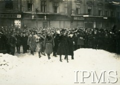 1919, Lwów, Polska.
Przedstawiciele zagranicznych misji wojskowych delegowanych do prowadzenia rozmów dotyczących zawieszenia broni w trwającej wojnie polsko-ukraińskiej idą pod pomnik Adama Mickiewicza. Na czele szef misji francuskiej generał Joseph Barthelemy.
Fot. NN, Instytut Polski i Muzeum im. gen. Sikorskiego w Londynie [album 243 - Lwów 1919]