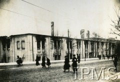 1919, Lwów, Polska.
Spalony przez Ukraińców budynek Komendy Uzupełniającej.
Fot. NN, Instytut Polski i Muzeum im. gen. Sikorskiego w Londynie [album 243 - Lwów 1919]
