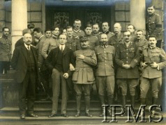 Luty 1919, Lwów, Polska.
Delegacja konferencji pokojowej w Paryżu, delegowana z ramienia Ententy do Lwowa. W pierwszym rzędzie stoją: delegat ministra spraw zagranicznych Wańkowicz, profesor Robert Haward Lord z USA, szef delegacji Francji generał Joseph Barthelemy, generał Tadeusz Rozwadowski, generał Adrian Carton de Wiart (Wielka Brytania), major Stabile (Włochy). W drugim rzędzie od lewej stoją: podporucznik Feliks Mycielski, dr Stefan Dąbrowski, delegat ministra spraw zagranicznych porucznik dr Buzat, porucznik Acame (Włochy), porucznik Kiełczewski, kapitan Maule (Wielka Brytania), porucznik Potocki, porucznik Michałowski, major Hempel, pułkownik Smyth, inż. porucznik Szczepanowski, delegat ministra spraw zagranicznych rotmistrz Kochanowski, porucznik Zalewski.
Fot. NN, Instytut Polski i Muzeum im. gen. Sikorskiego w Londynie [album 243 - Lwów 1919]