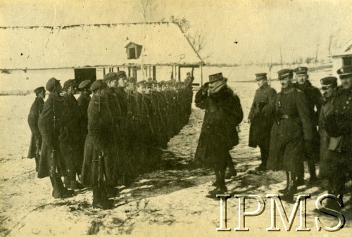 1919, Gródek Jagielloński, Polska.
Szef Misji Koalicyjnej generał Joseph Barthelemy salutuje polskim żołnierzom. Za nim stoi płk Władysław Sikorski. 
Fot. NN, Instytut Polski i Muzeum im. gen. Sikorskiego w Londynie [album 243 - Lwów 1919]
