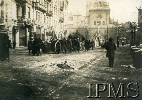 1919, Lwów, Polska.
Kondukt żałobny przechodzi ulicą, w głębi widać kościół Bernardyński.
Fot. NN, Instytut Polski i Muzeum im. gen. Sikorskiego w Londynie [album 243 - Lwów 1919]