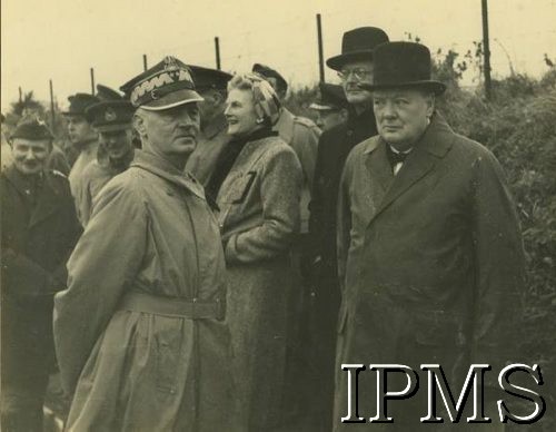 22.10.1940, Szkocja, Wielka Brytania.
Premier Wielkiej Brytanii Winston Churchill (na pierwszym planie z prawej) i Naczelny Wódz Polskich Sił Zbrojnych gen. Władysław Sikorski (na pierwszym planie z lewej) wizytują 1. Brygadę Strzelców. Towarzyszą im m.in. ambasador RP w Wielkiej Brytanii Edward Raczyński (stoi za W. Churchillem), żona W. Churchilla - Clementine (obok E. Raczyńskiego), gen. Marian Kukiel (1. z lewej z tyłu).
Fot. NN, Instytut Polski i Muzeum im. gen. Sikorskiego w Londynie [album 24 s. 28 - W. Sikorski i W. Churchill w Szkocji].