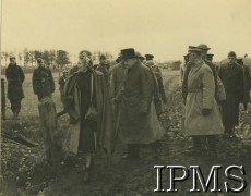 22.10.1940, Szkocja, Wielka Brytania.
Premier Wielkiej Brytanii Winston Churchill (w środku) i Naczelny Wódz Polskich Sił Zbrojnych gen. Władysław Sikorski (z prawej) wizytują 1. Brygadę Strzelców. Towarzyszą im m.in. żona W. Churchilla - Clementine oraz dowódca 1. Brygady Strzelców gen. Gustaw Paszkiewicz (za W. Sikorskim).
Fot. NN, Instytut Polski i Muzeum im. gen. Sikorskiego w Londynie [album 24 s. 28 - W. Sikorski i W. Churchill w Szkocji].
